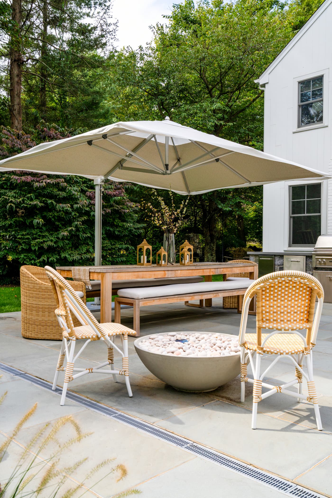 blue and white outdoor patio umbrella Abble Outdoor 9ft Patio Umbrella with Crank Handle and Push Button Tilt, Outdoor  Market Umbrella with 8 Ribs, Blue & White Stripe